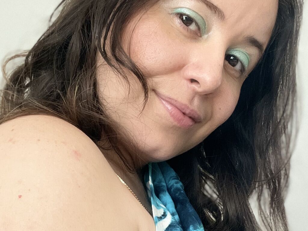 Meet SajaraBowen: Your Next Favorite Live Cam Performer!